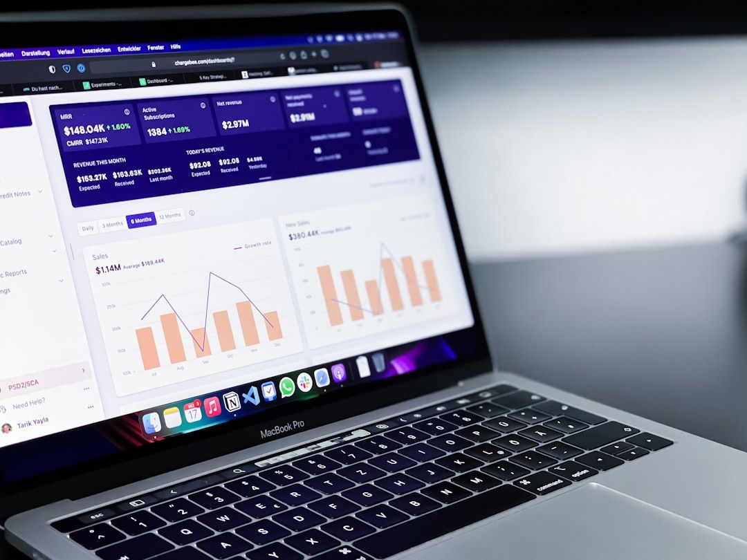 Bärbar dator visar en instrumentpanel med försäljningsdata och analyser.