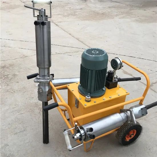 Hydraulisk bergspräckare monterad på en gul kärra med hjul för enkel transport.